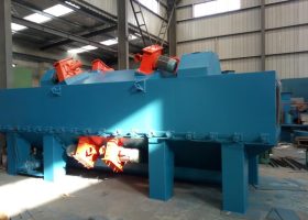 山西拋丸機：剛裝車完畢，將一臺鋼結構通過式拋丸機發往山西